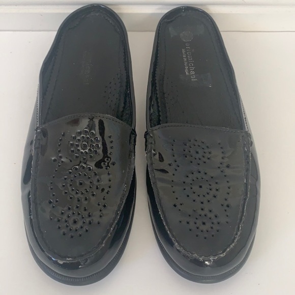 Eric Michael black patent leather perforated slip on mules in size 41 - Picture 2 of 11